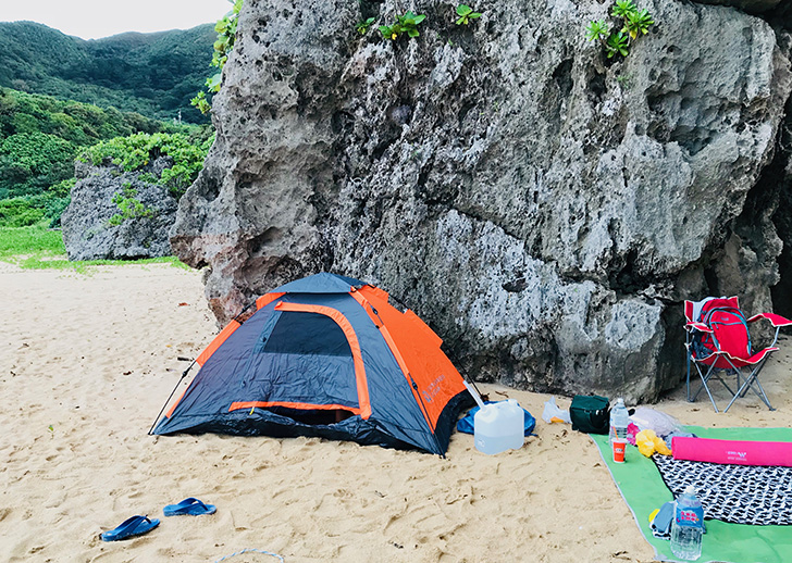 浜辺に張ったテント